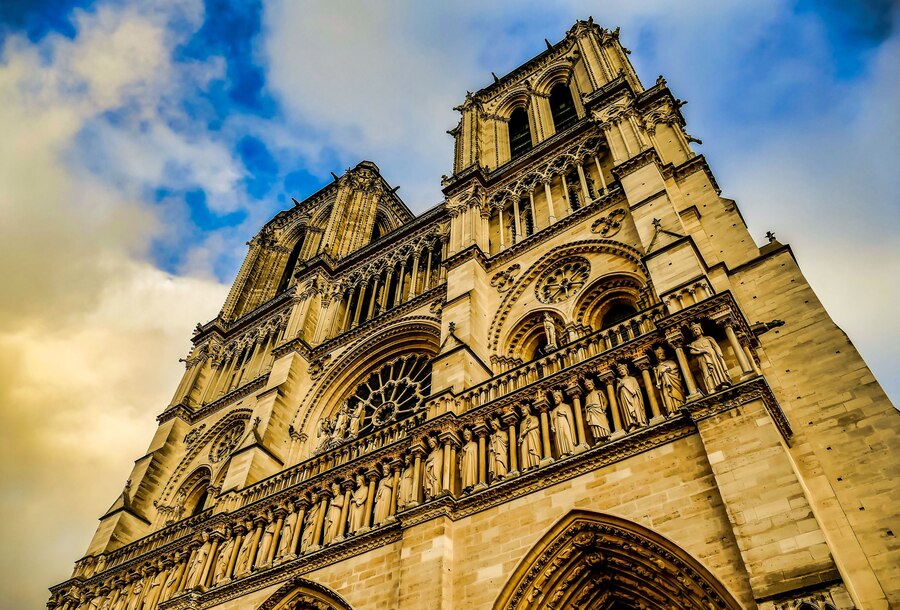 Top 5 lugares imperdíveis para visitar em Paris catedral notre dame