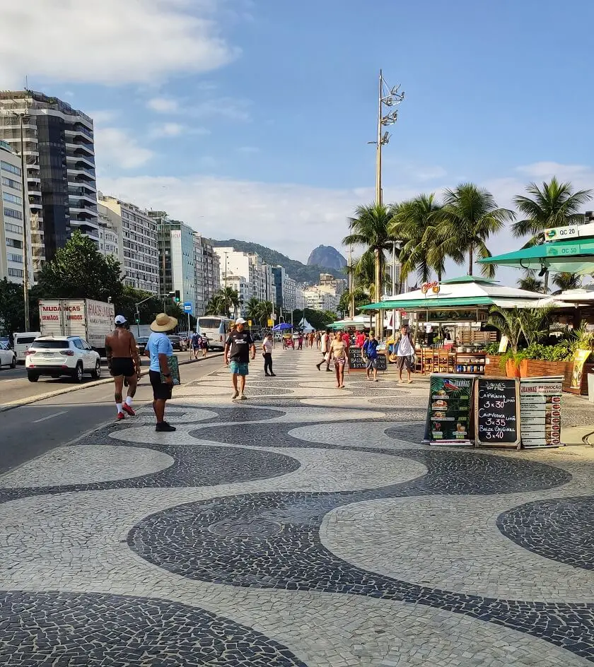 Calçadão e praia de Copacabana